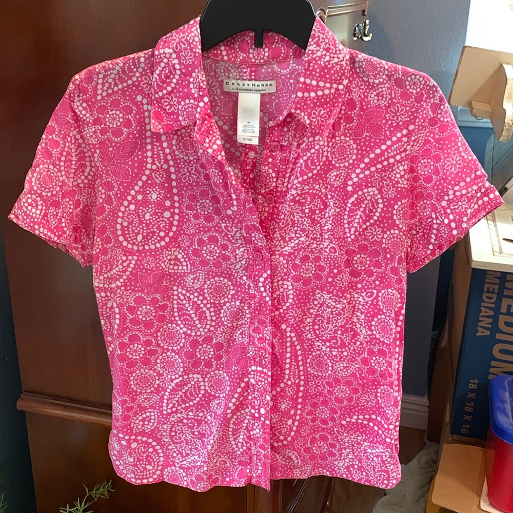 Pink n wht blouse. Cute button detail on sides. Size M